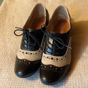 Chelsea Crew Black/Cream Faux Leather Oxford Style Pumps, Size 39-40
